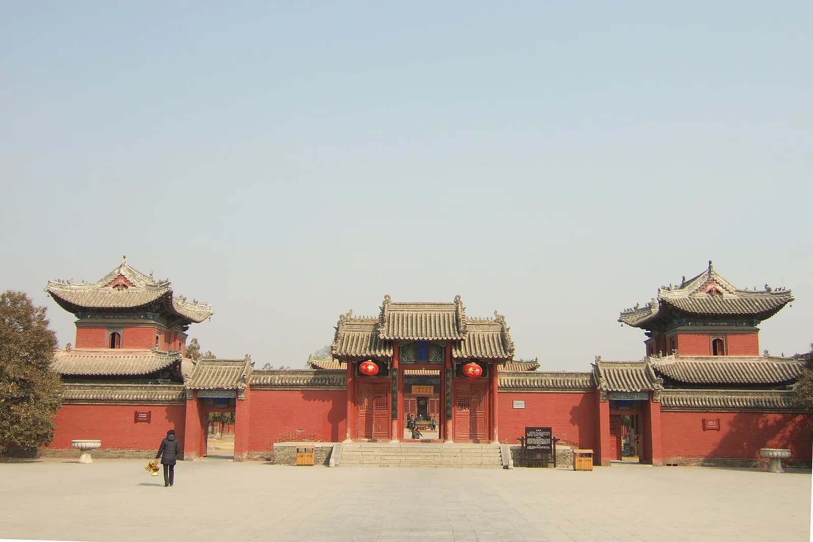 河南淮阳太昊陵的门楼与前方广场