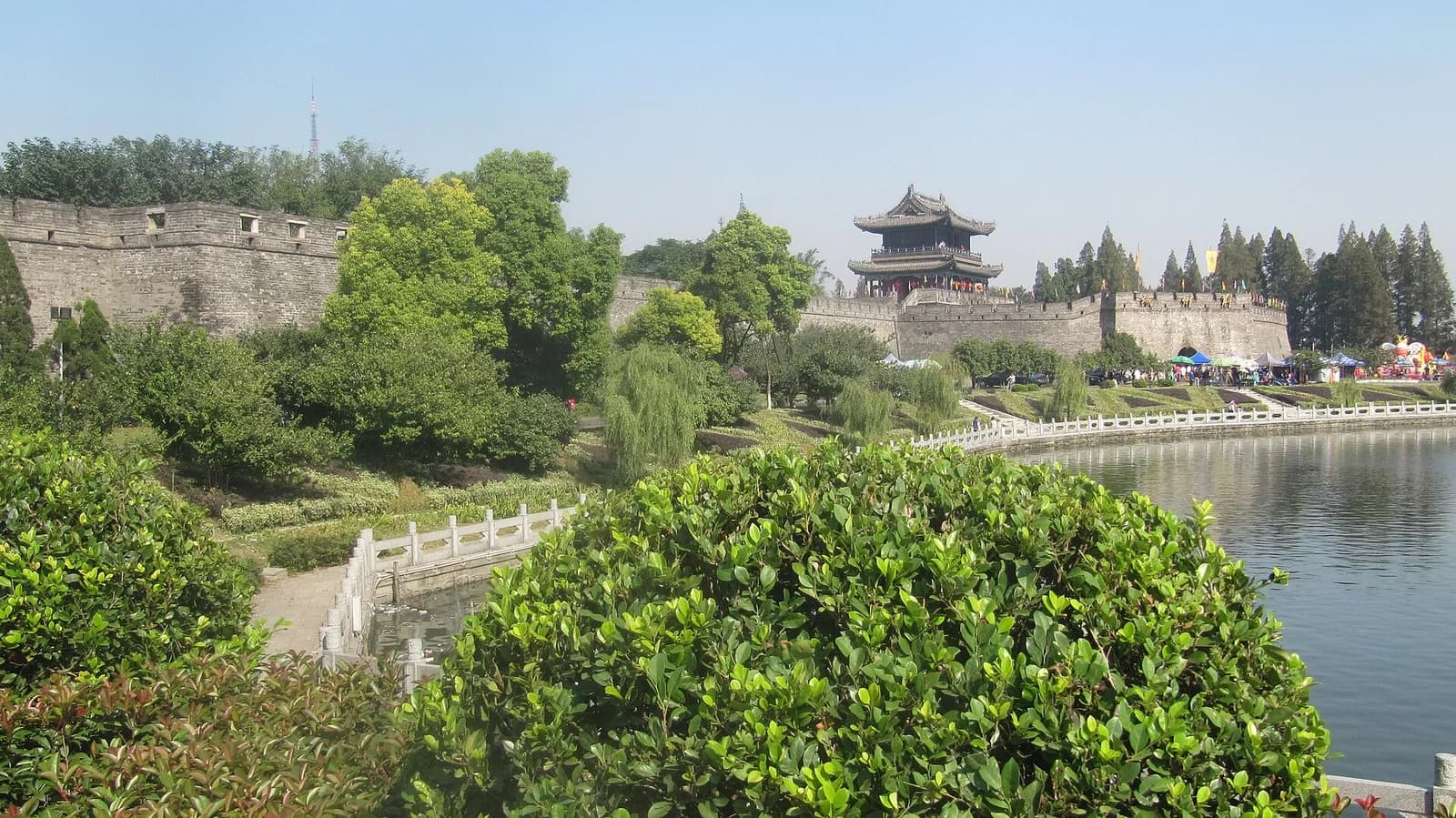 荆州古城东侧城墙、绿树与护城河