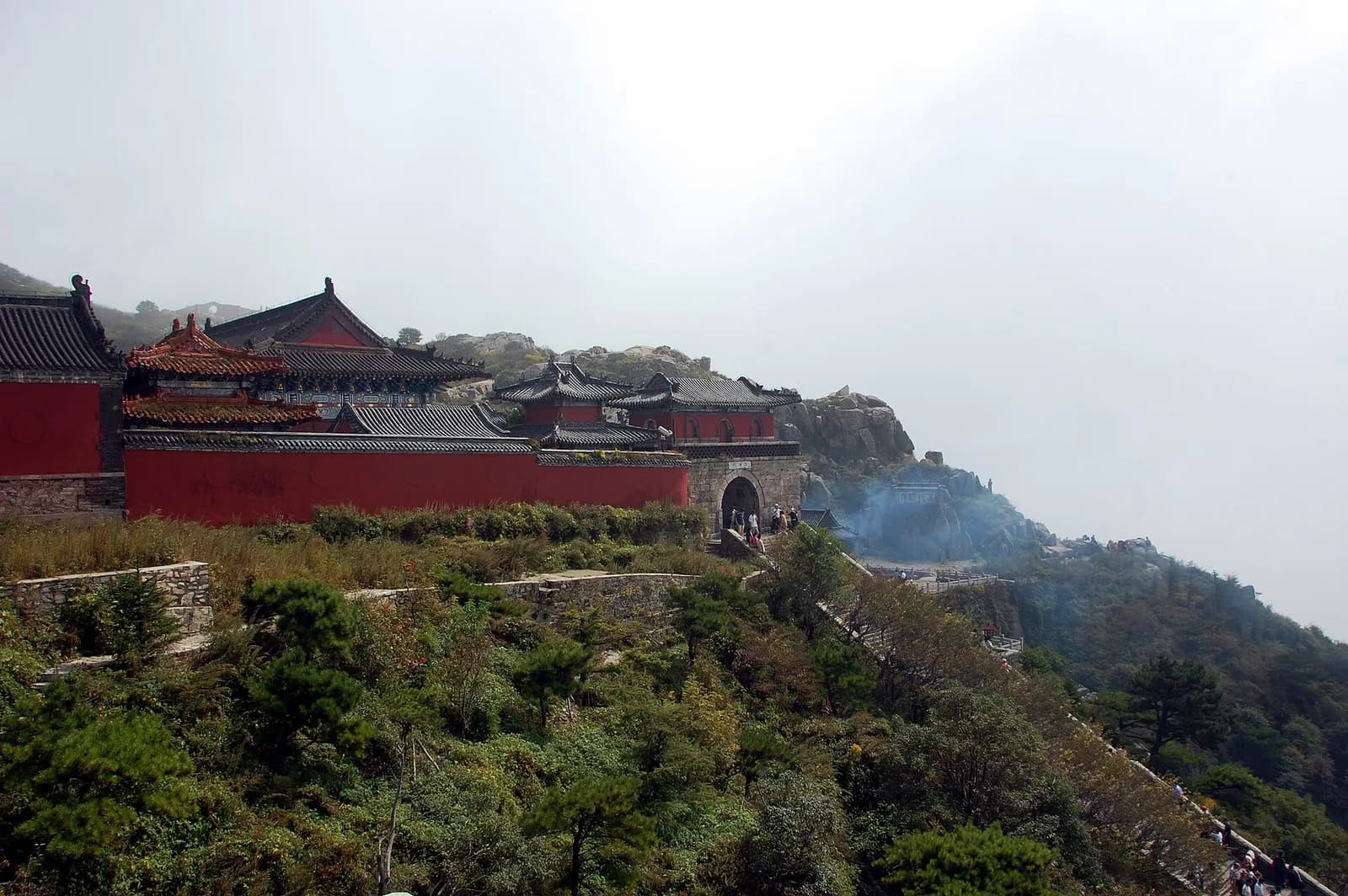 泰山高处的山岩、植被与后世庙宇