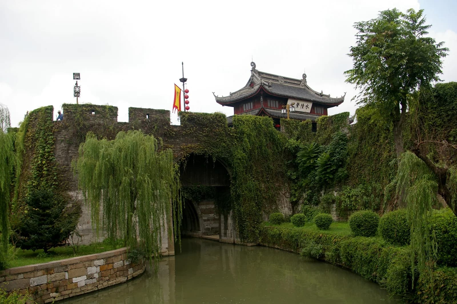 苏州盘门的水门、城墙与河道